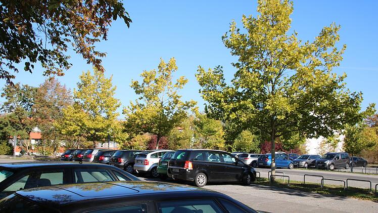 Derzeit finden Lehrer und Schüler auf dem jetzt 25 Jahre alten Parkplatz am Gymnasium problemlos eine Lücke. Das könnte sich aber mit Eröffnung des neuen BBZ schlagartig ändern. Thomas Malz