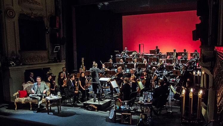 Klangvolle Erstaufführung: Als sinfonisches Märchen mit der Musik von Roland Fister zog "Alice im Wunderland" beim Kinderkonzert im Landestheater in Bann. Den Part des Sprechers übernahm Frederik Leberle.Foto: Jochen Berger