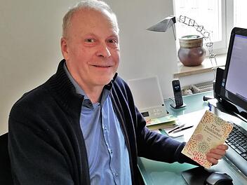 Der Theologe und Autor Rainer Haak (71) mit seinem aktuellen Bestseller "77 mal Dankbarkeit".  Foto: Sigismund von Dobschütz