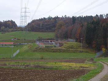 Auf dem Grundstück  unterhalb der Tennisplätze vor dem kleinen Abhang soll das Musikerheim gebaut werden. Das Areal liegt zwischen den  beiden Zäunen. Foto: Heidi Amon
