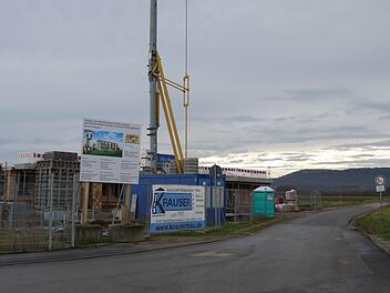 An der Ecke Dülbigweg/Seelohe in Knetzgau entstehen aktuell zehn staatlich geförderte Mietwohnungen. Foto: Rebecca Vogt