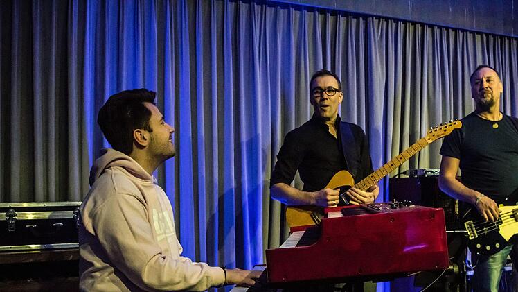 Simon Oslender und seine Band beeindruckten das Coburger Publikum bei "Leise am Markt".Foto: Jochen Berger
