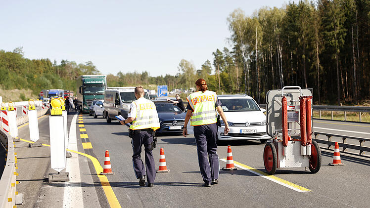 T&ouml;dlicher Motorradunfall auf der A73 bei N&uuml;rnberg:  Ein 63-j&auml;hriger Biker, der ohne Helm, auf die Autobahn fuhr, st&uuml;rzte nach einem Zusammensto&szlig; mit einem Lkw schwer und erlitt t&ouml;dliche Verletzungen.