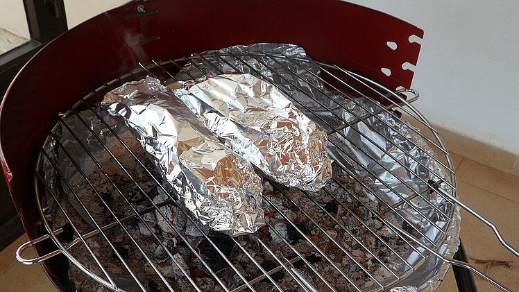 Alufolie wird auch oft zum Grillen verwendet.