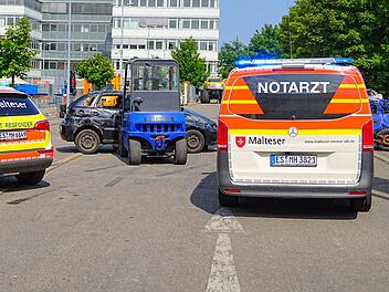 Auto fährt bei Stuntshow in Zuschauermenge