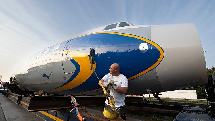 Historisches Flugzeug auf der Autobahn