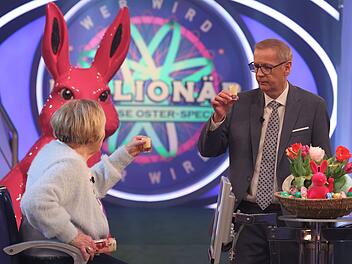 Zur St&auml;rkung gibt es ein Glas Eierlik&ouml;r: G&uuml;nther Jauch und Kandidatin Elisabeth Jakubowski.
