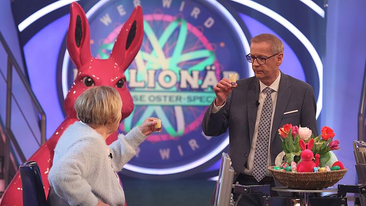 Zur St&auml;rkung gibt es ein Glas Eierlik&ouml;r: G&uuml;nther Jauch und Kandidatin Elisabeth Jakubowski.