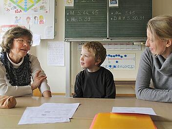 Klassenlehrerin Anita Betz mit Finn und seiner Mutter Susanne Siebenlist beim Lerngespräch. Foto: Gerd Schaar