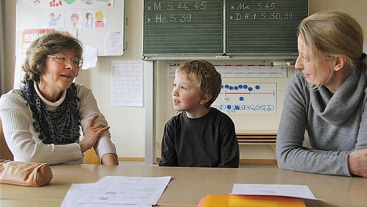 Klassenlehrerin Anita Betz mit Finn und seiner Mutter Susanne Siebenlist beim Lerngespräch. Foto: Gerd Schaar