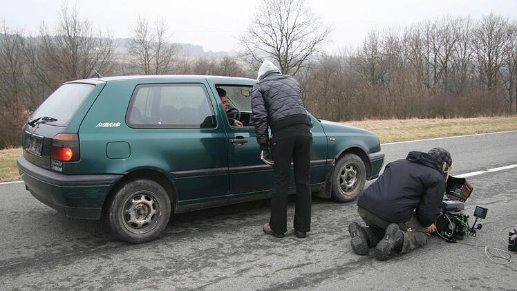 Exakt auf Kamerahöhe sollen die Bremsen des grünen Golfs blockieren und das Hinterteil ausbrechen.
