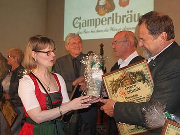 Geschäftsführerin Anette Höfner ehrte langjährige Mitarbeiter, hier Dietmar Jungkunz. Fotos: Veronika Schadeck