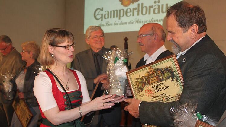 Geschäftsführerin Anette Höfner ehrte langjährige Mitarbeiter, hier Dietmar Jungkunz. Fotos: Veronika Schadeck