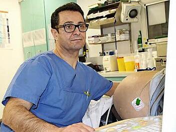 Semko Aram untersucht per Ultraschall den Bauch eines Patienten in der Notaufnahme im St. Elisabeth Krankenhaus.  Foto: Benedikt Borst