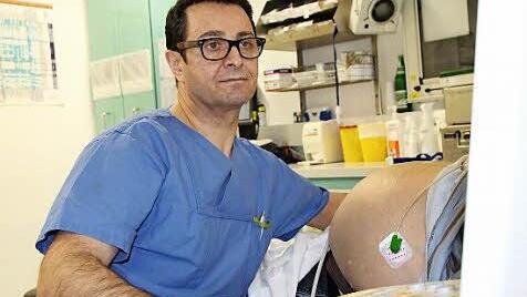 Semko Aram untersucht per Ultraschall den Bauch eines Patienten in der Notaufnahme im St. Elisabeth Krankenhaus.  Foto: Benedikt Borst