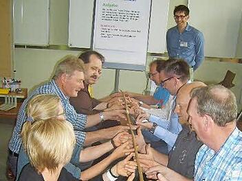 Gar nicht so einfach, aber miteinander und mit Koordination klappt es doch, im Hintergrund, Markus Dohrer (ALE)  Foto: Gerald Kolb