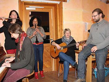 Spaß und Freude an der Musik will die freie Musikausbildung Mainleus vermitteln: Die Vorsitzende der Freien Musikausbildung Petra Treuer mit einigen Lehrkräften - Elke Höhn (Querflöte), der neuen Lehrkraft Ileana Iglesias (Klarinette, Saxophon), Petra Arnold (Gitarre) und Alexander Thern (Chor) Foto: Sonja Adam