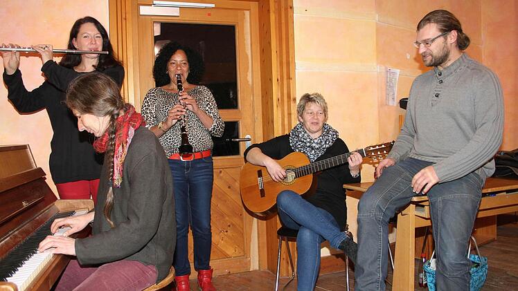 Spaß und Freude an der Musik will die freie Musikausbildung Mainleus vermitteln: Die Vorsitzende der Freien Musikausbildung Petra Treuer mit einigen Lehrkräften - Elke Höhn (Querflöte), der neuen Lehrkraft Ileana Iglesias (Klarinette, Saxophon), Petra Arnold (Gitarre) und Alexander Thern (Chor) Foto: Sonja Adam