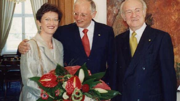 Glückwünsche für Günter Verheugen zum 60. Geburtstag (2005); rechts Johannes Rau, von 1999 bis 2004 Bundespräsident. Foto: privat