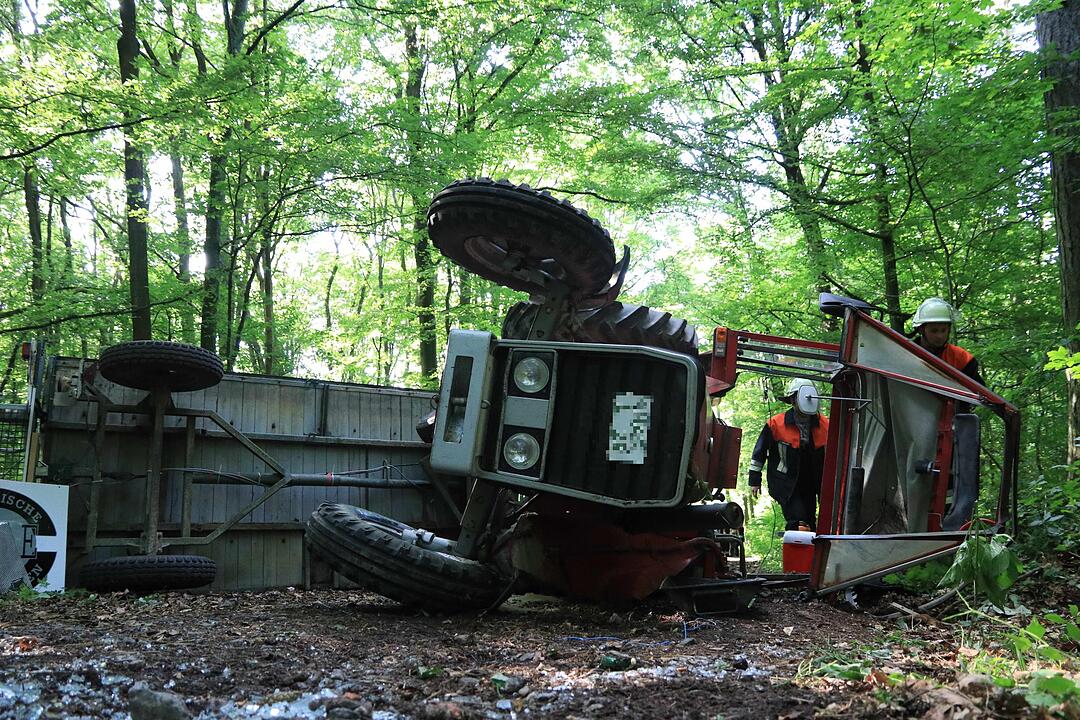 Traktor kippt bei Falkenberg um - 13 Verletzte