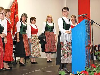 Die Modenschau mit der Haßberge-Tracht bereicherte die Festveranstaltung des Bürgervereins Ebern. Foto: Katharina Becht