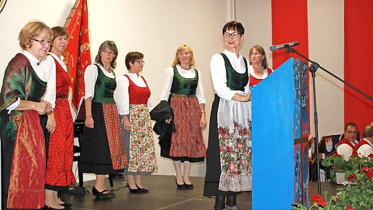 Die Modenschau mit der Haßberge-Tracht bereicherte die Festveranstaltung des Bürgervereins Ebern. Foto: Katharina Becht