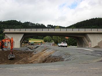 Etwas weiter vorangeschritten als auf diesem Foto von 2017 ist die Zeyerner Baustelle schon. Doch dann standen die Bagger rund elf Monate lang still. Ab Oktober 2018 soll wieder Bewegung in die Sache kommen. Foto: Franziska Riege