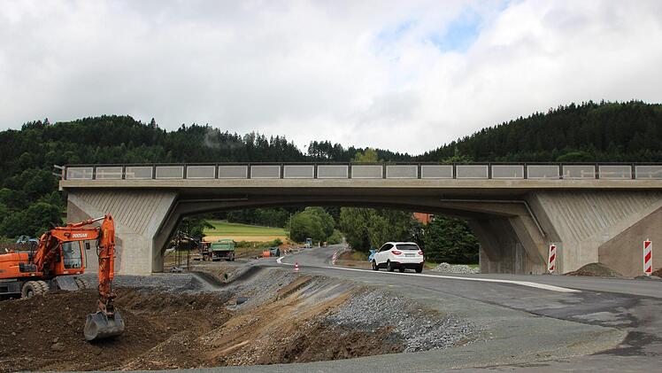 Etwas weiter vorangeschritten als auf diesem Foto von 2017 ist die Zeyerner Baustelle schon. Doch dann standen die Bagger rund elf Monate lang still. Ab Oktober 2018 soll wieder Bewegung in die Sache kommen. Foto: Franziska Riege
