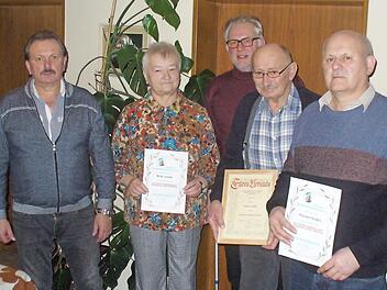 Drei hochkarätige Ehrungen prägten die Hauptversammlung des Geflügelzuchtvereines Marktleugast. Unser Bild zeigt (von links) 1. Vorsitzender Günther Bauer, Betty Fuchs, Schriftführer Michael Schott, Ehrenmitglied Helmut Müller und Werner Rödel, der die Ehrung für seinen Sohn Manuel entgegennahm.  Foto: Klaus-Peter Wulf