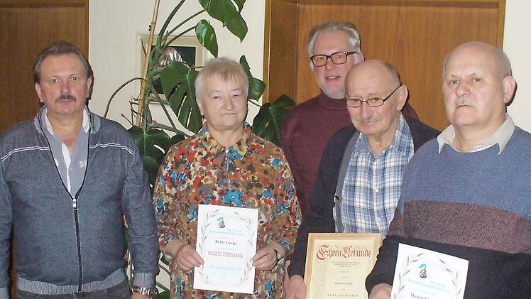 Drei hochkarätige Ehrungen prägten die Hauptversammlung des Geflügelzuchtvereines Marktleugast. Unser Bild zeigt (von links) 1. Vorsitzender Günther Bauer, Betty Fuchs, Schriftführer Michael Schott, Ehrenmitglied Helmut Müller und Werner Rödel, der die Ehrung für seinen Sohn Manuel entgegennahm.  Foto: Klaus-Peter Wulf