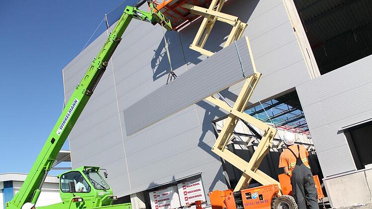 Der Rohbau steht: An der neuen Woco-Halle in der Industriestraße werden gerade Wandplatten angebracht. Foto: Teresa Hirschberg