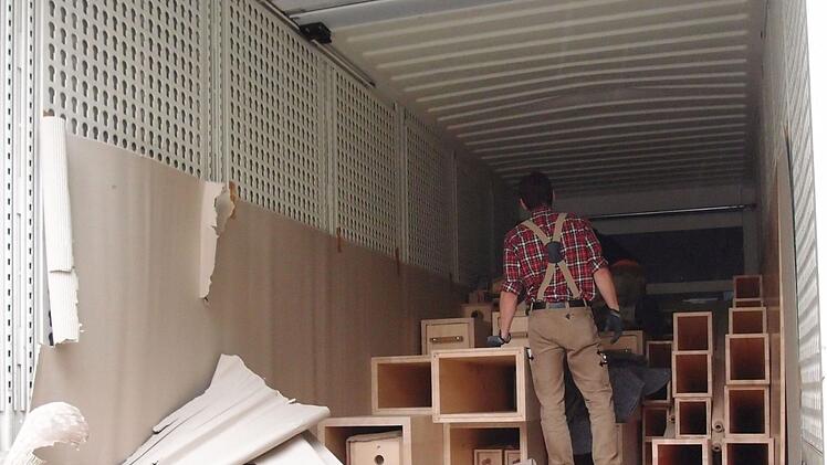 Ein Lkw voller Orgel-Pfeifen wird entladen vor der Coburger Morizkirche. Anlass ist die Erweiterung der Schuke-Orgel.Foto:Jochen Berger