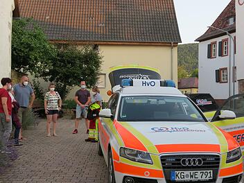 13 Personen, die sich als Helfer vor Ort zur Verfügung stellen, sahen sich  das Einsatzfahrzeug samt Equipment näher an. Ziel ist es, dass sich an die 20 Helfer vor Ort melden.