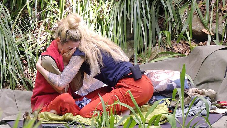 Mirja du Mont tr&ouml;stet die um ihren Vater trauernde Ariel.