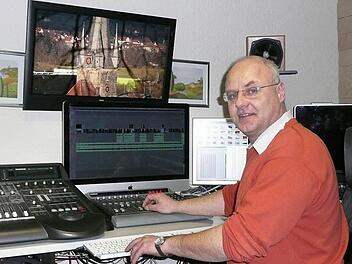 Thomas Meyer arbeitet seit August an einem Film über Lichtenfels, hält Sehens- und Berichtenswertes mit der Kamera fest. In seinem Studio fügt er Bilder und Botschaften aneinander. Fotos: Ramona Popp