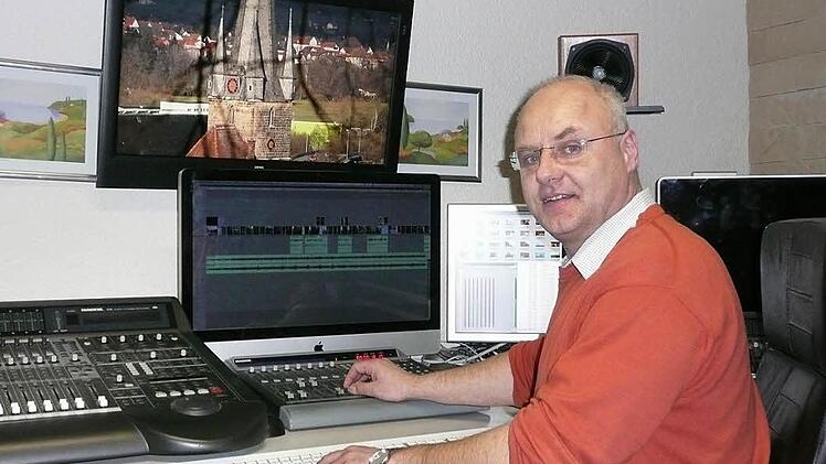 Thomas Meyer arbeitet seit August an einem Film über Lichtenfels, hält Sehens- und Berichtenswertes mit der Kamera fest. In seinem Studio fügt er Bilder und Botschaften aneinander. Fotos: Ramona Popp