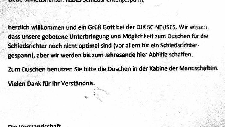 Mit diesem Zettel bittet die DJK SC Neueses die Schiedsrichter um Nachsicht.