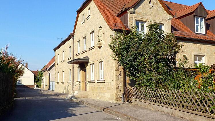 Die Sander Pfarrgasse wird Einbahnstraße, entschied der Sander Gemeinderat. Foto: Alfons Beuerlein