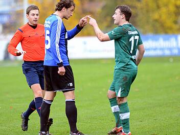 Hayri Özdemir (M.) im Wortgefecht mit Daniel Meyer vom TSV Neudrossenfeld. Schiedsrichter Manuel Steigerwald eilt beschwichtigend herbei. Foto: herzopress