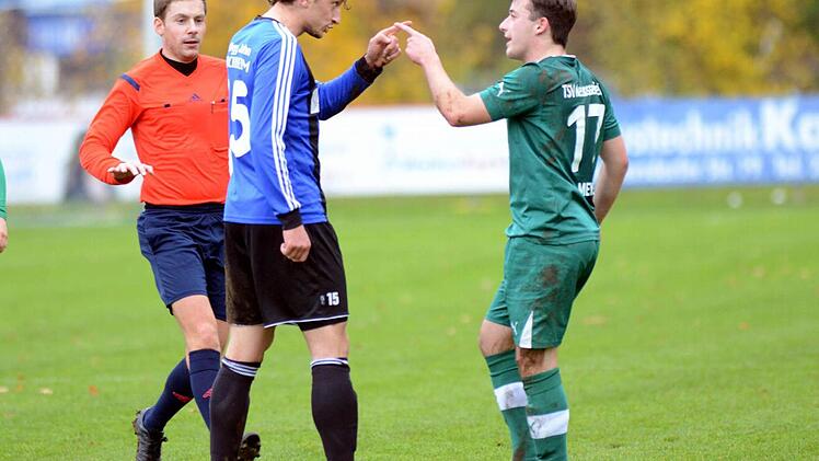Hayri Özdemir (M.) im Wortgefecht mit Daniel Meyer vom TSV Neudrossenfeld. Schiedsrichter Manuel Steigerwald eilt beschwichtigend herbei. Foto: herzopress
