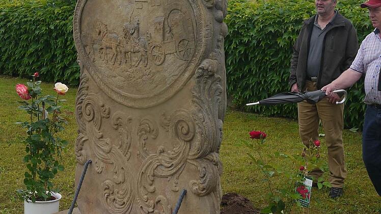 Werner Thomas (rechts) und Klaus Ehrlinger begutachten den frisch restaurierten Kutscher-Stein. Foto: Berthold Köhler