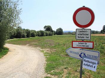 Bei Badewetter ist dieser Rettungsweg häufig total zugeparkt. Nun schritt die Polizei ein. Foto: Matthias Einwag