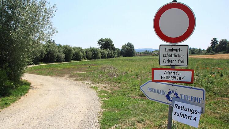 Bei Badewetter ist dieser Rettungsweg häufig total zugeparkt. Nun schritt die Polizei ein. Foto: Matthias Einwag