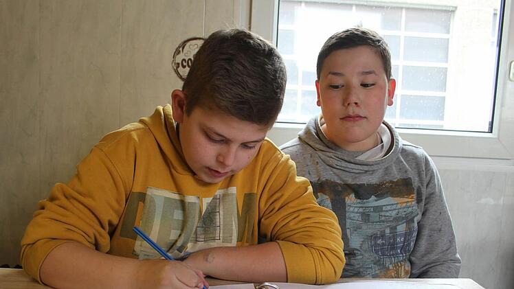 Risto (12) und Jordan (13) sind seit November in Marktleugast in der Schule und machen fleißig ihre Hausaufgaben. Foto: Sonja Adam