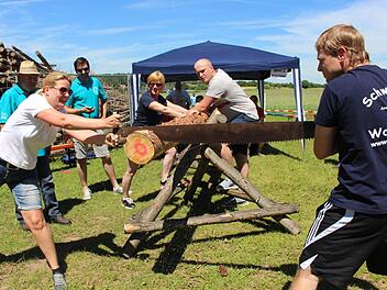 Ganz schön schweißtreibend: Baumsägen war eine der Disziplinen bei der Waldeslust-Olympiade.  Fotos: Evi Seeger