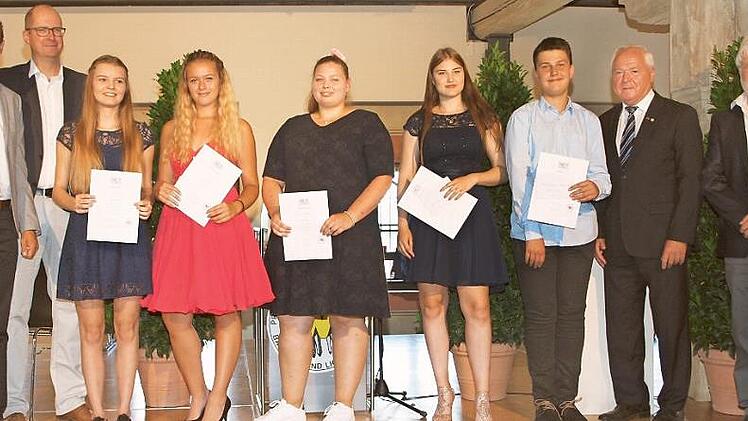 Auszeichnung der Prüfungsbesten der Privaten Wirtschaftsschule mit dem Staatspreis, von links: Bürgermeister Andreas Hügerich, stellvertretender Schulleiter Jörg Mausolf, Nina Landzettel, Christina Breitenbach, Nathalie Effner, Natalie Rohe, Sebastian See, Landratstellvertreter Helmut Fischer und Schulleiter Thomas Kaiser.  Foto: Alfred Thieret