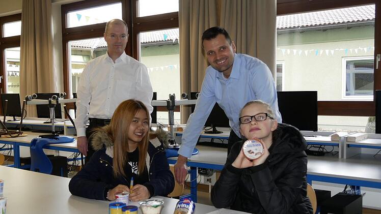 von links: Frank Welkenbach von der Regionalvertretung Aldi  und Schulleiter Jens Alex mit den Schülerinnen Phitchayapa und Melissa  (beide Klasse 9) informieren die Schüler über den Beruf im Einzelhandel.  Foto: Manja von Nida
