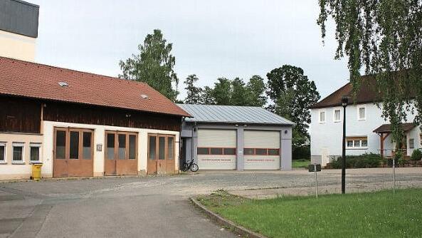 Im Gemeinderat wurden verschiedene Machbarkeitsstudien für den zweiten Bauabschnitt des Feuerwehrgerätehauses vorgestellt. Eine der Studien beinhaltet den Abriss des Wohnhauses rechts.  Foto: Werner Hauber