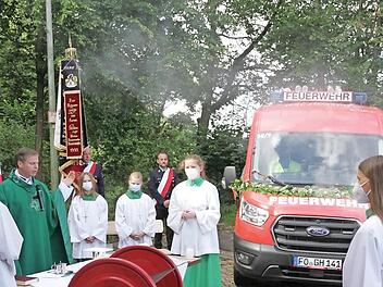 Pfarrer Matthias Steffel segnete das neue Einsatzfahrzeug. Der Mannschaftstransportwagen hat Platz für acht Personen.
