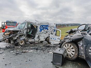 Kastenwagen schlittert auf Gegenfahrbahn: Fahrer mit Rettungshubschrauber ins Krankenhaus gebracht